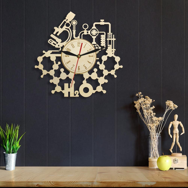 Houten wandklok met wetenschap thema