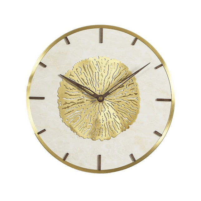 Scandinavische wandklok met gouden boomring