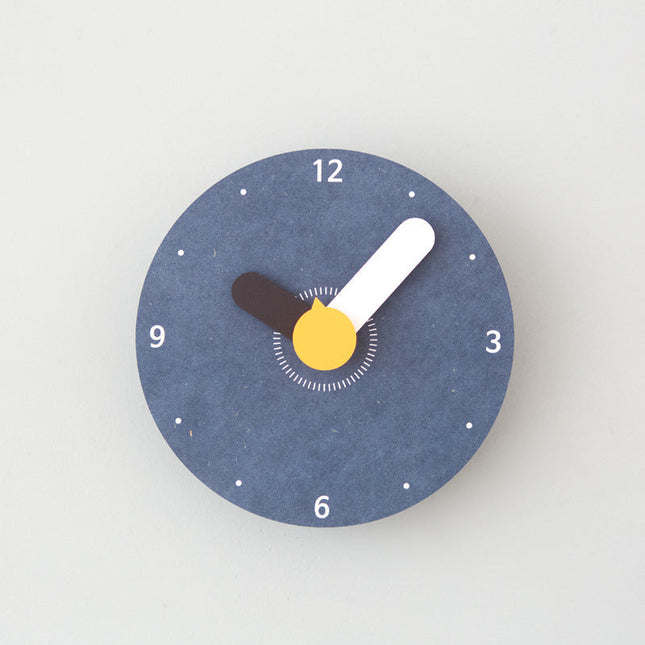 Moderne houten klok met grote wijzers