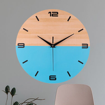 Moderne houten wandklok met blauw