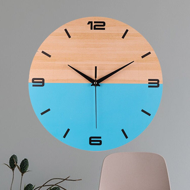 Moderne houten wandklok met blauw