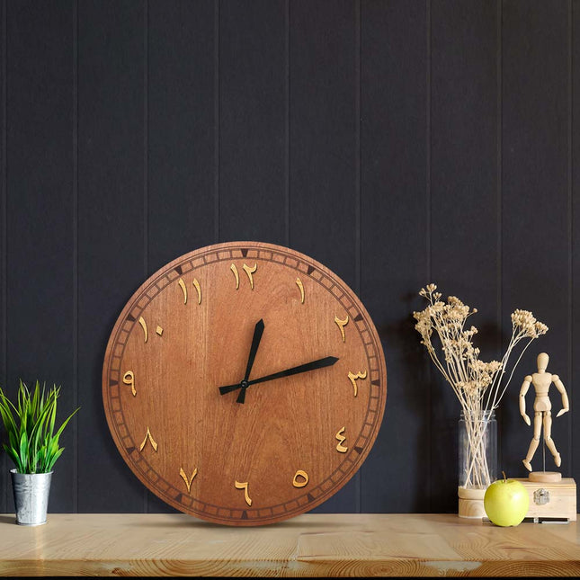 Houten wandklok met Arabische cijfers