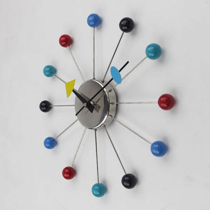 Moderne design wandklok met gekleurde ballen