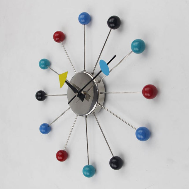 Moderne design wandklok met gekleurde ballen
