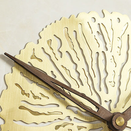 Scandinavische wandklok met gouden boomring