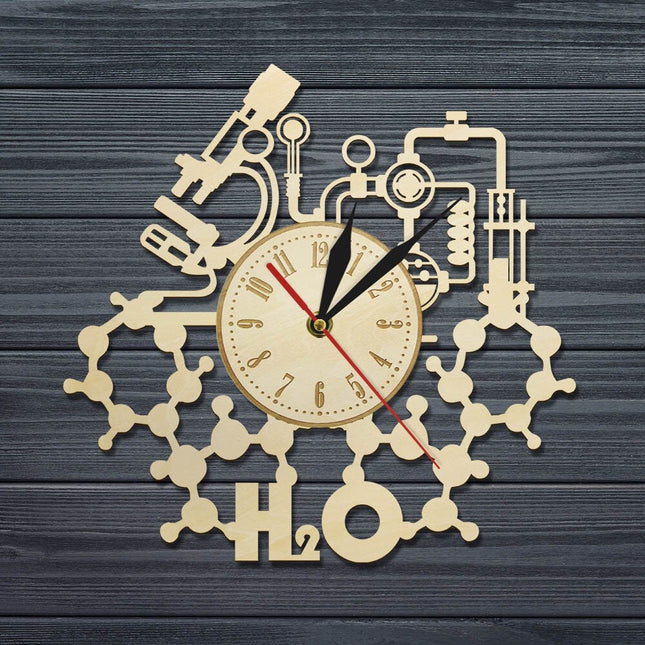 Houten wandklok met wetenschap thema