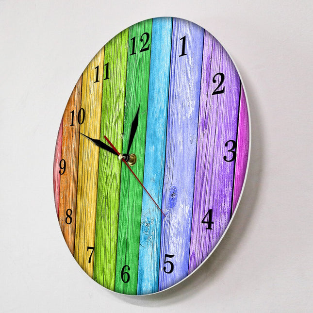 Kleurrijke wandklok met regenboog houtlook