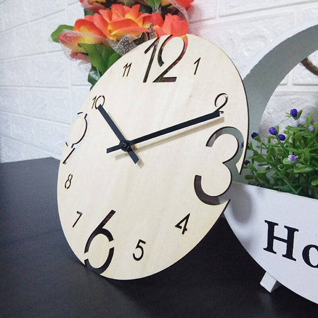 Moderne houten klok met grote cijfers