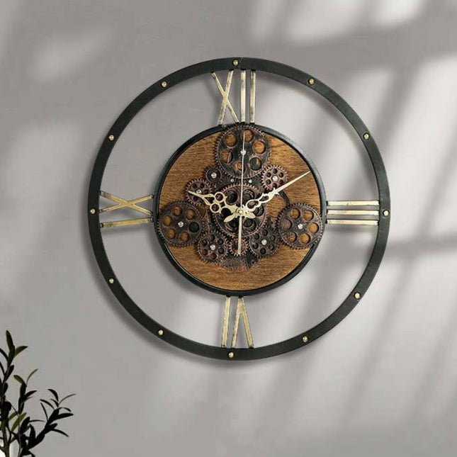 Wandklok met draaiende tandwielen industrieel