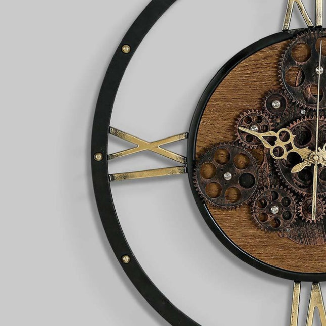 Wandklok met draaiende tandwielen industrieel