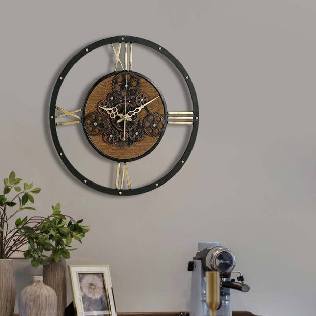 Wandklok met draaiende tandwielen industrieel