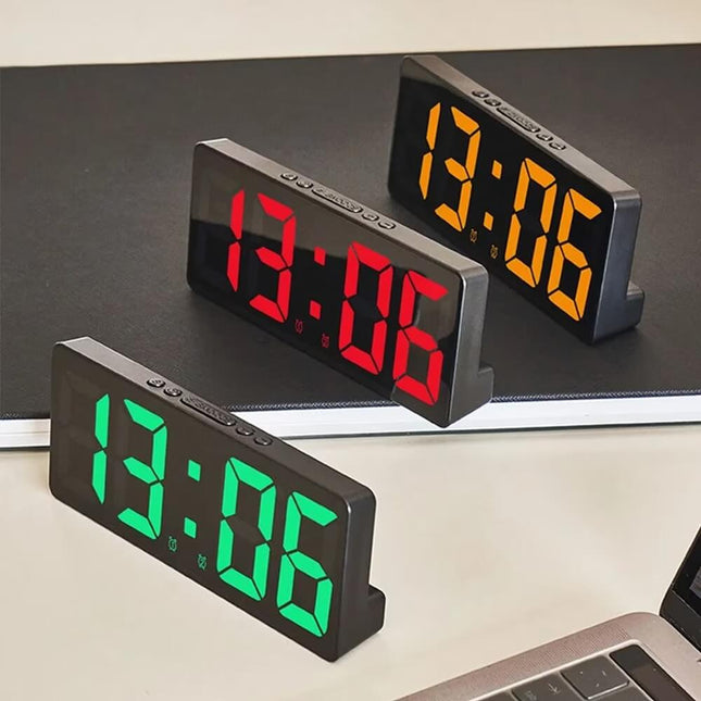Kleine digitale tafelklok met wekker