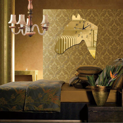 Wandklok spiegel in paardenhoofd vorm