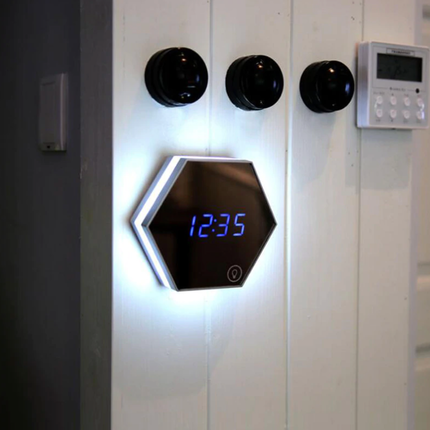 Futuristische digitale spiegelklok met LED