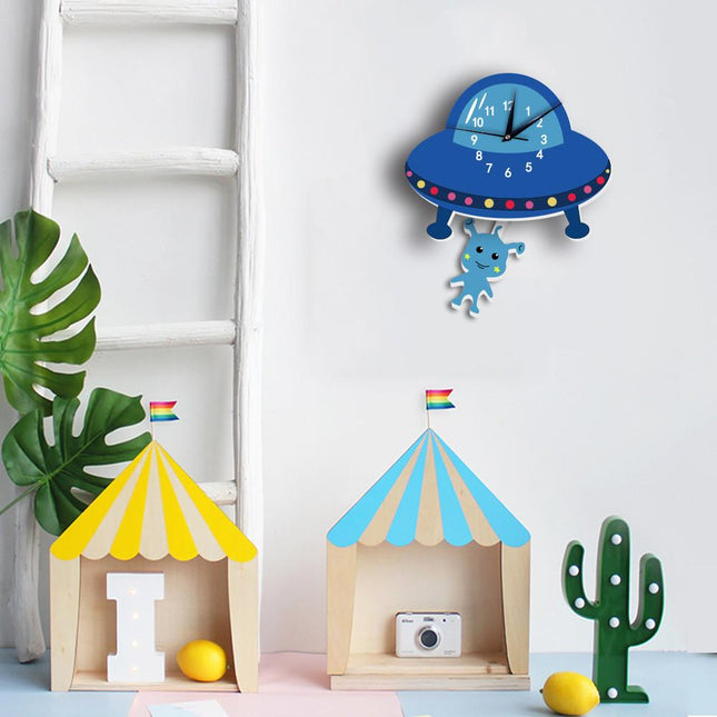 Wandklok vliegende schotel met alien