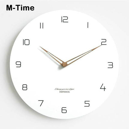 Moderne witte wandklok houten wijzers