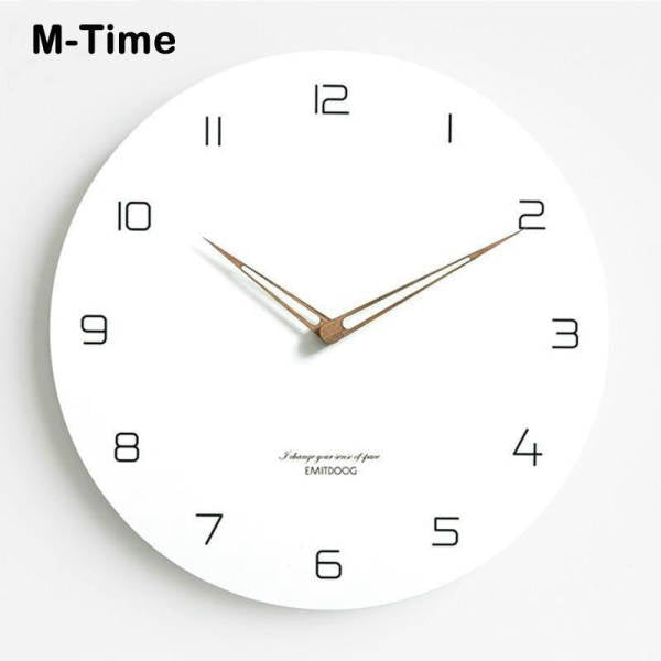Moderne witte wandklok houten wijzers