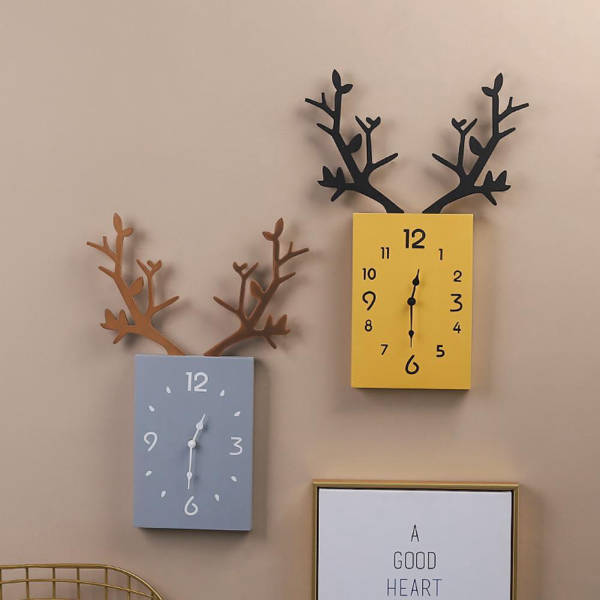 Design wandklok met houten hertengewei
