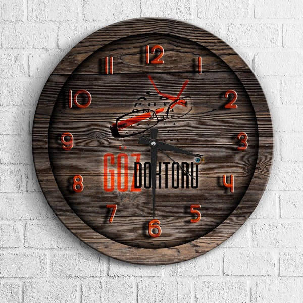 Houten wandklok met rode cijfers