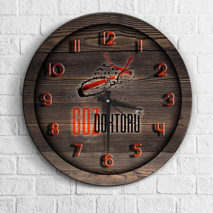 Houten wandklok met rode cijfers