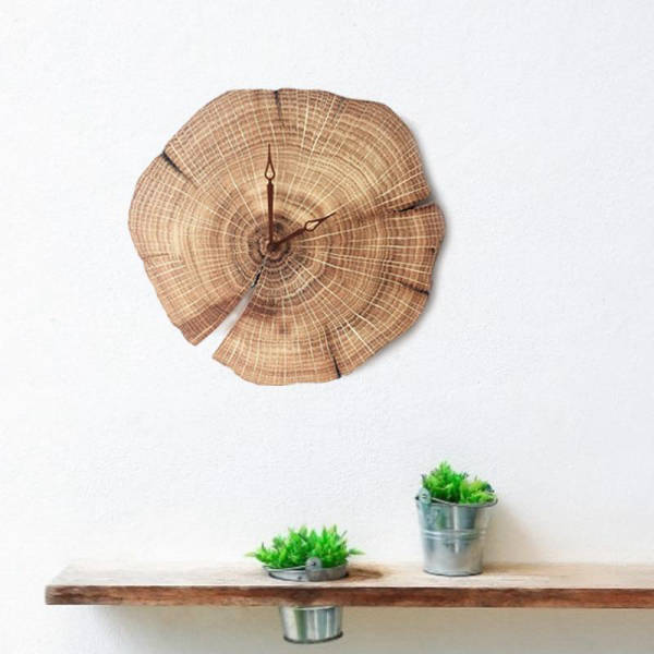 Rustieke wandklok van echte boomstam