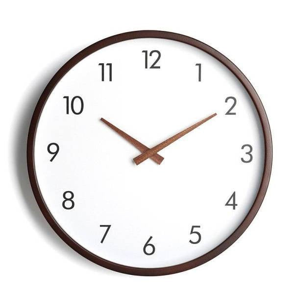Klassieke stille wandklok met houten rand