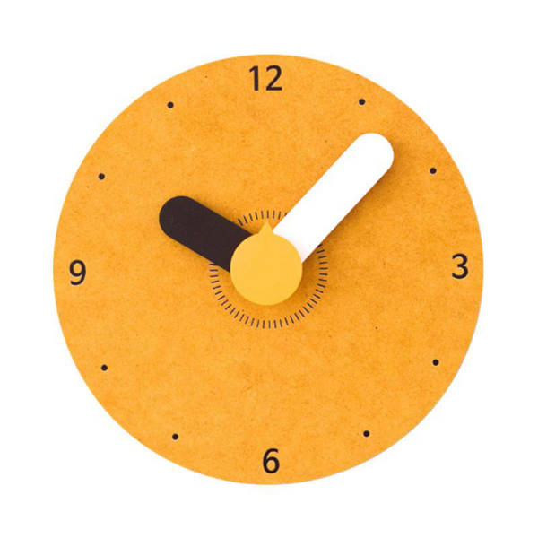 Moderne houten klok met grote wijzers