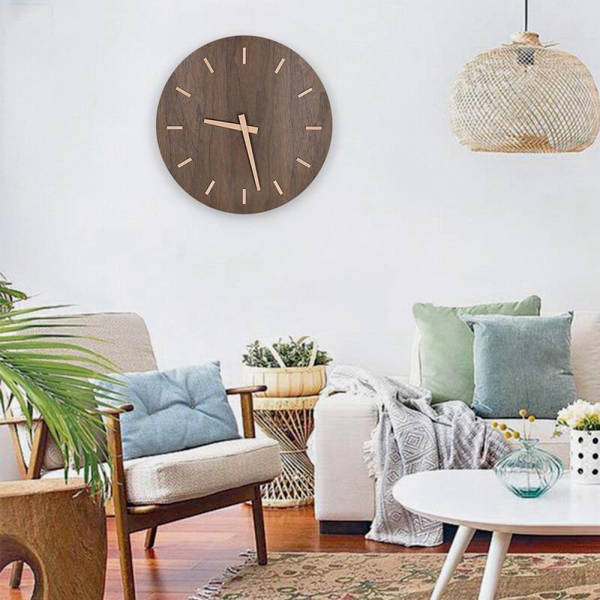 Stille minimalistische wandklok van hout