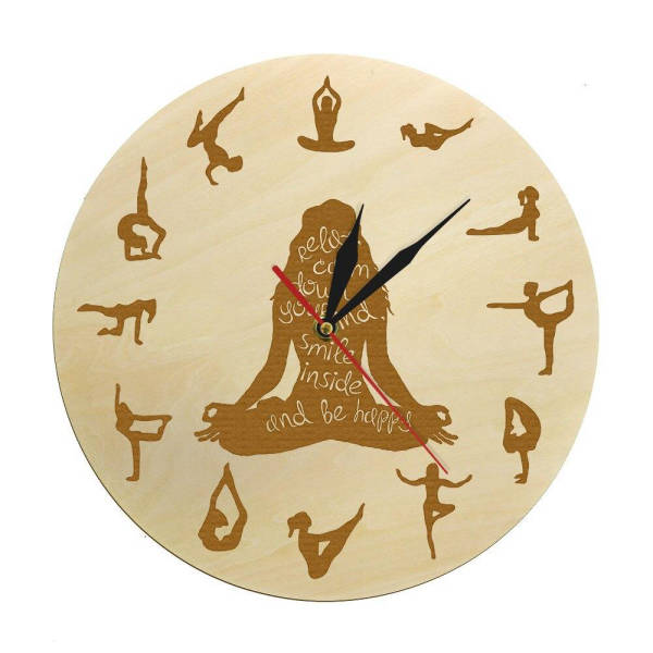 Houten wandklok met yoga posities