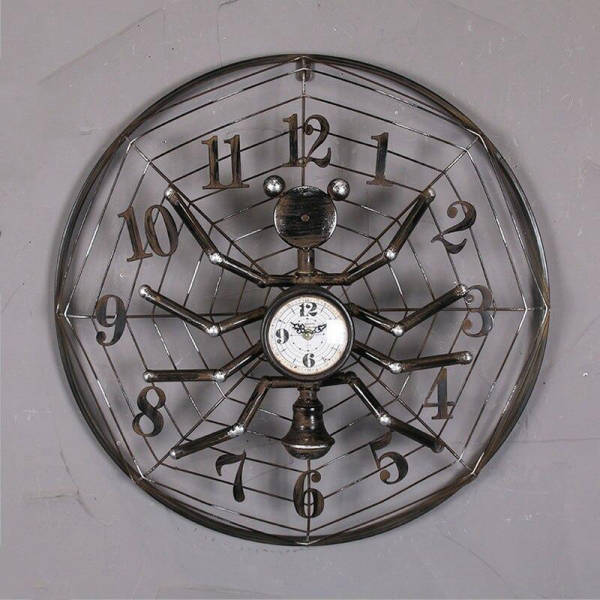 Industriële wandklok in spinnenvorm