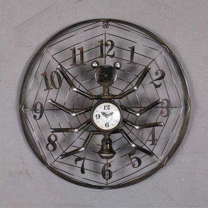 Industriële wandklok in spinnenvorm