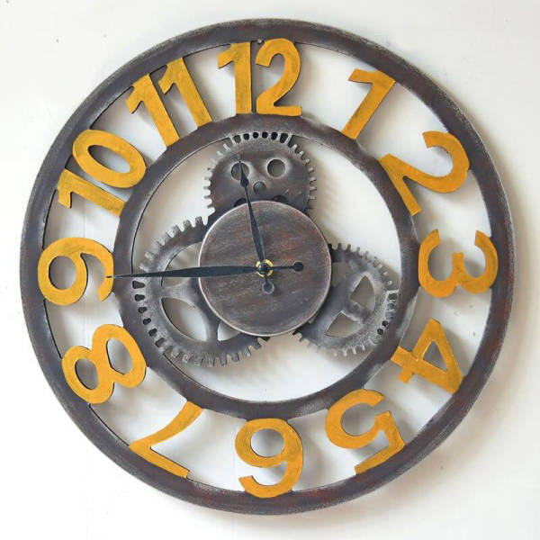 Industriële klok met gouden cijfers