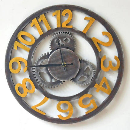 Industriële klok met gouden cijfers