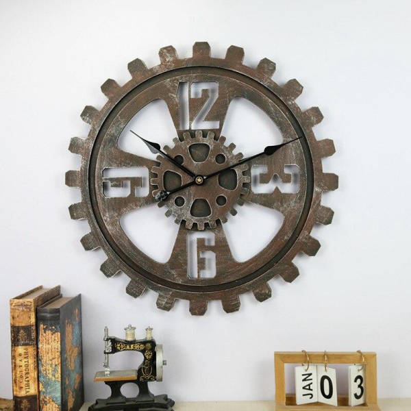 Grote wandklok industrieel in tandwielvorm