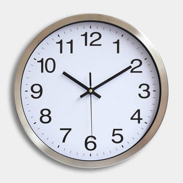 Eenvoudige wandklok met metalen rand