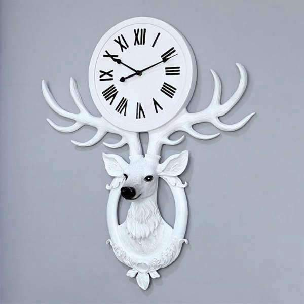 Wandklok met witte hertenkop decoratie