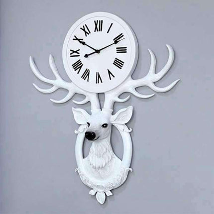 Wandklok met witte hertenkop decoratie