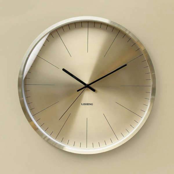 Grote minimalistische wandklok goudkleurig design