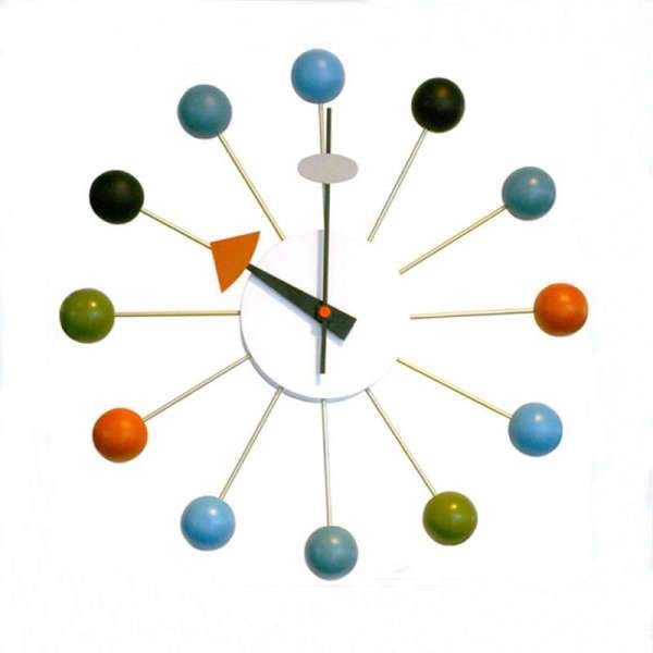 Grote wandklok met gekleurde bollen