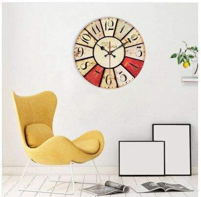 Grote vintage wandklok met rode accenten