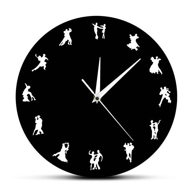 Wandklok met dansende paren silhouetten