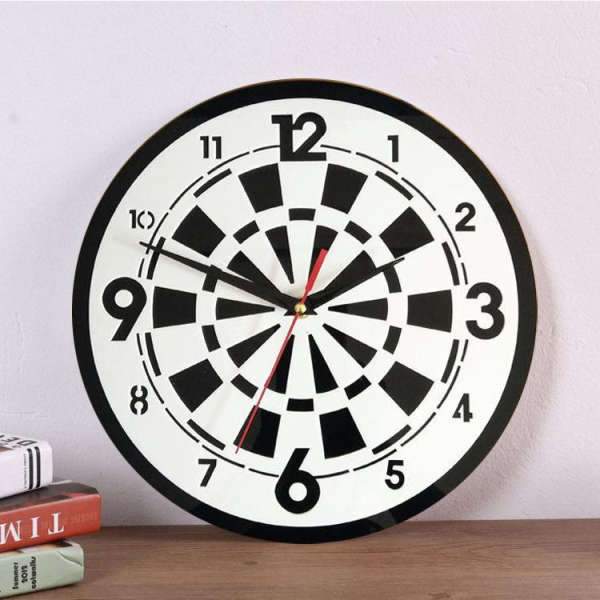 Originele wandklok in dartbord design