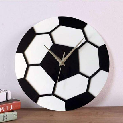 Minimalistische wandklok met voetbal patroon