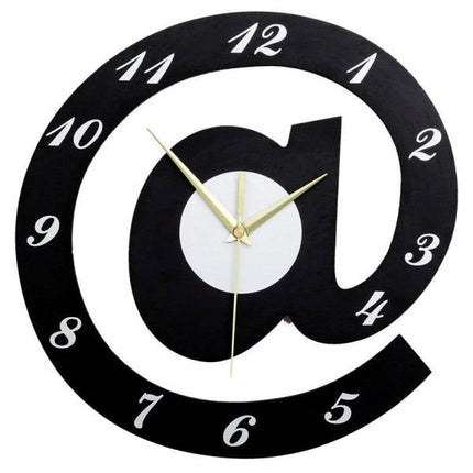Zwarte design wandklok in apenstaartje vorm