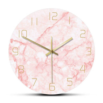 Roze wandklok met marmerlook en goud