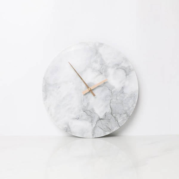 Minimalistische wandklok met witte marmerlook