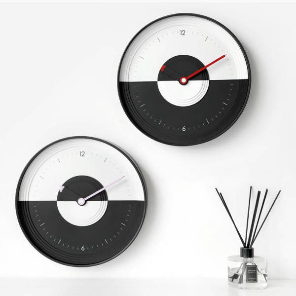 Scandinavische wandklok in Yin Yang-stijl