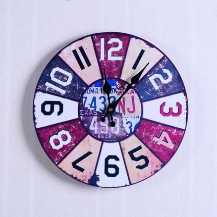 Vintage wandklok design van nummerplaten