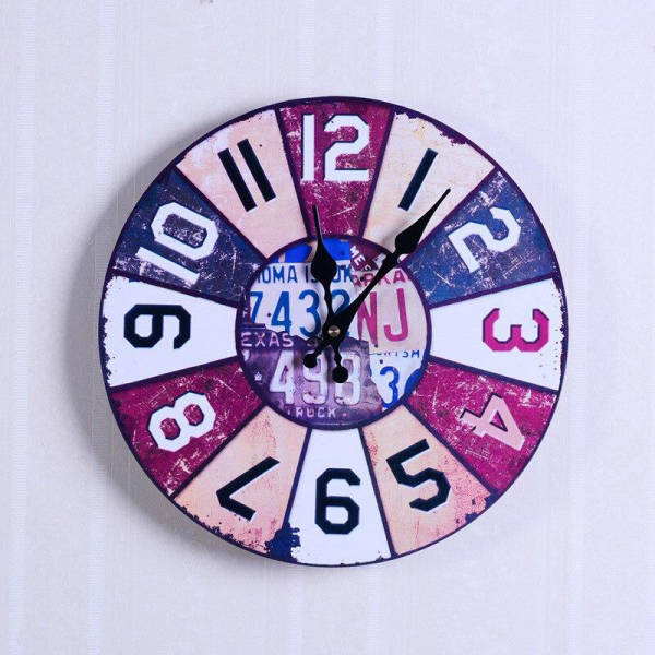 Vintage wandklok design van nummerplaten