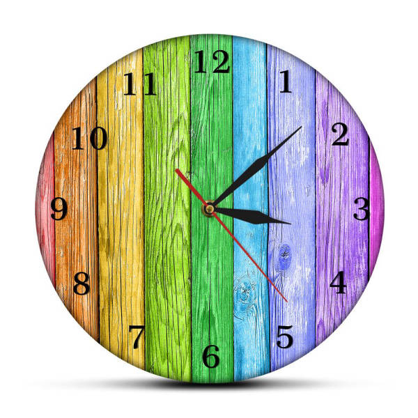 Kleurrijke wandklok met regenboog houtlook
